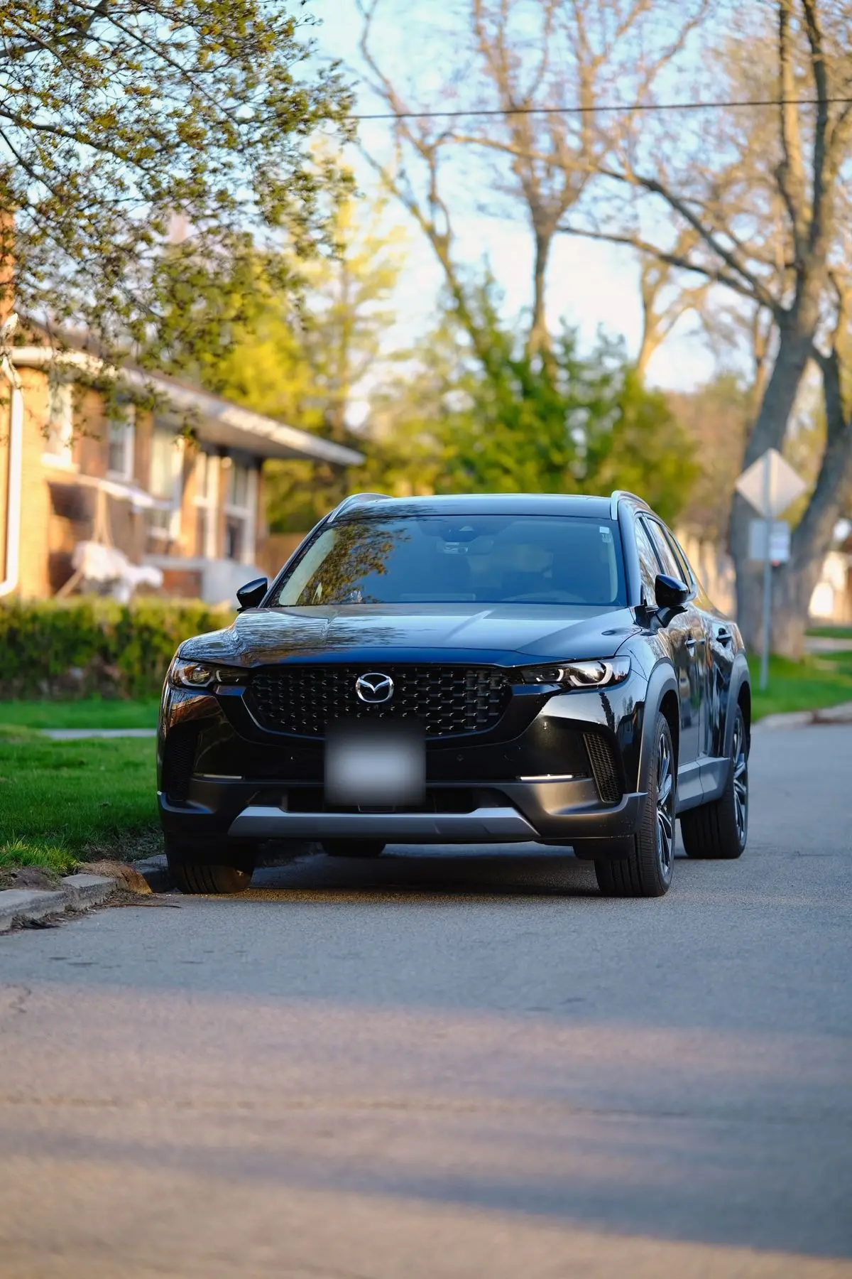 Mazda CX-50 đỗ trên phố