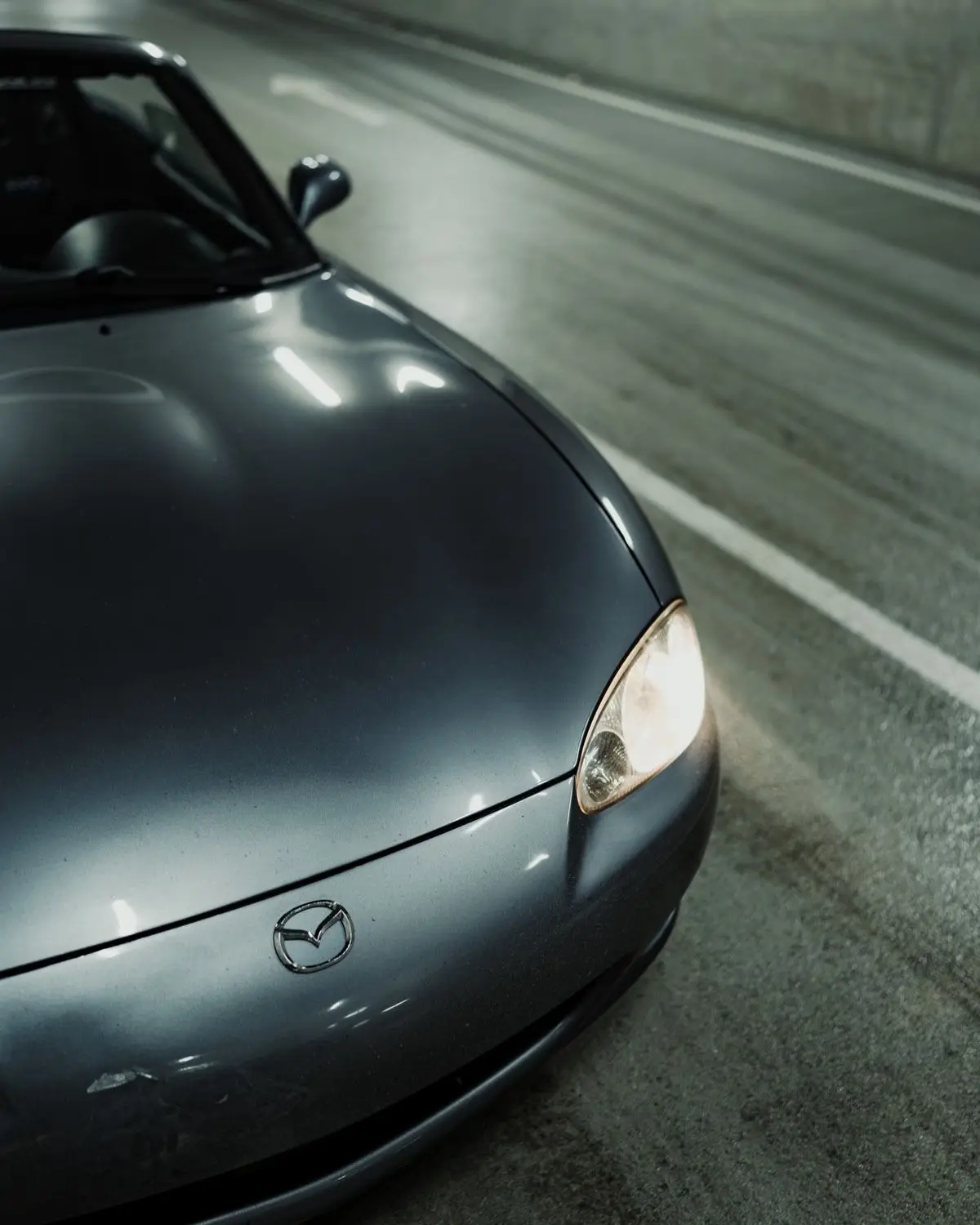 Mazda MX-5 chạy trong hầm chui