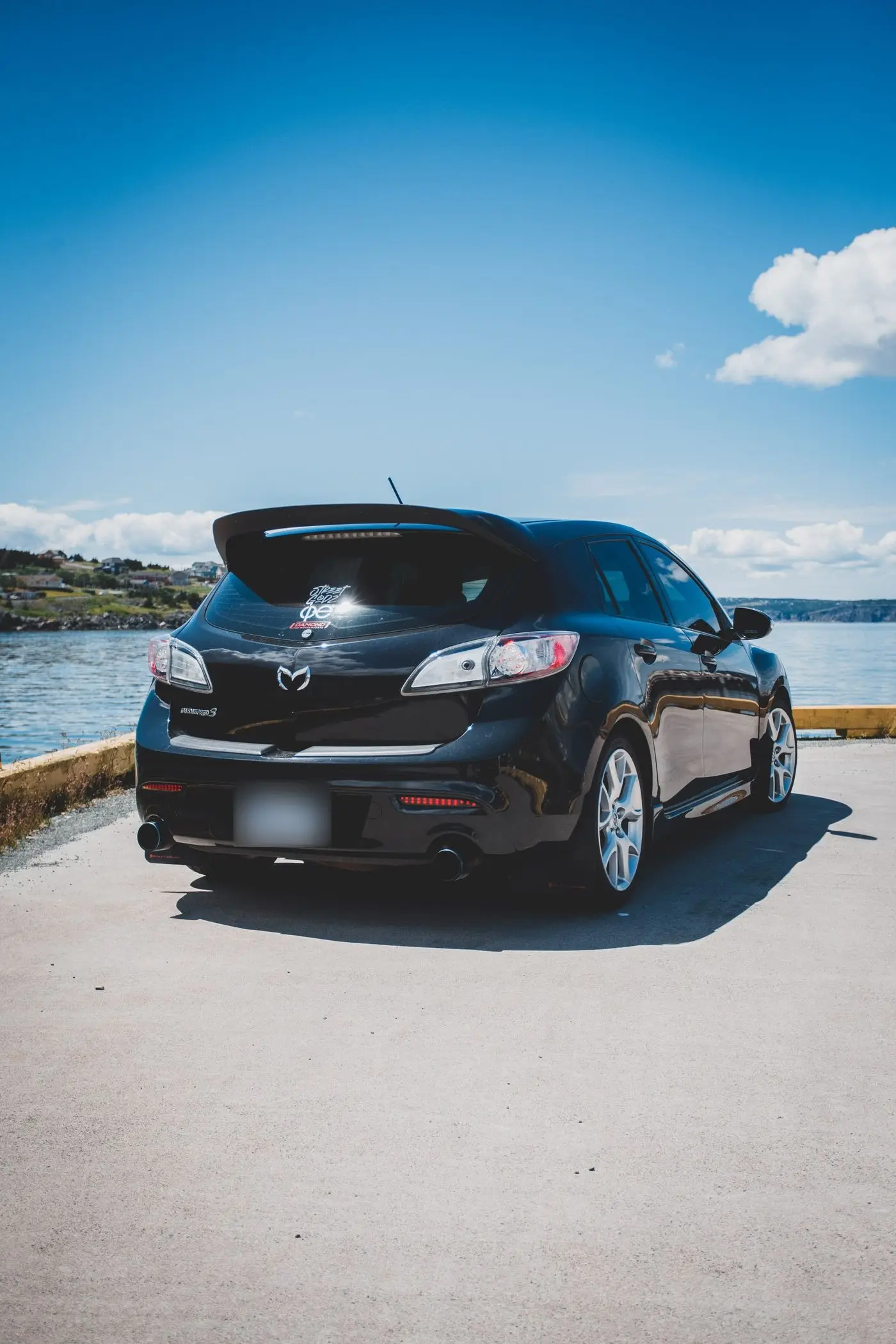 Đuôi xe Mazda 3 màu đen bên cảng