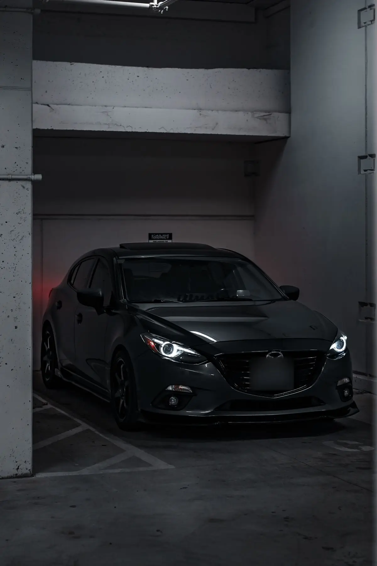 Mazda 3 màu đen trong hầm gửi xe