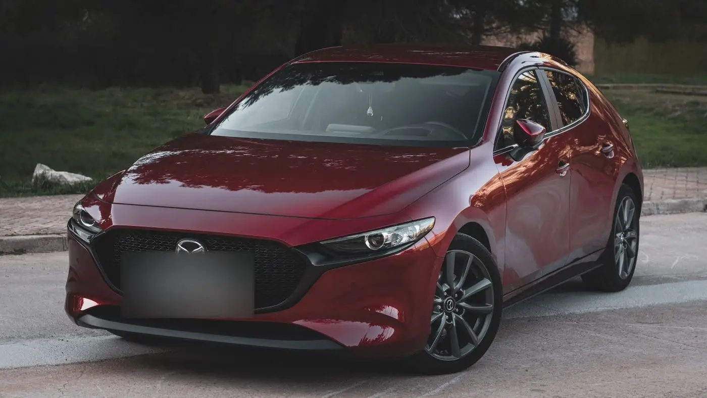 Mazda 3 màu đỏ đỗ ven đường