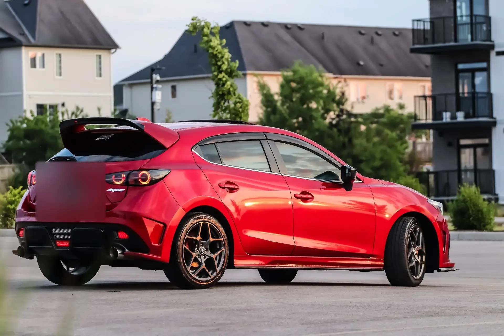 Mazda 3 màu đỏ nhìn từ góc sau