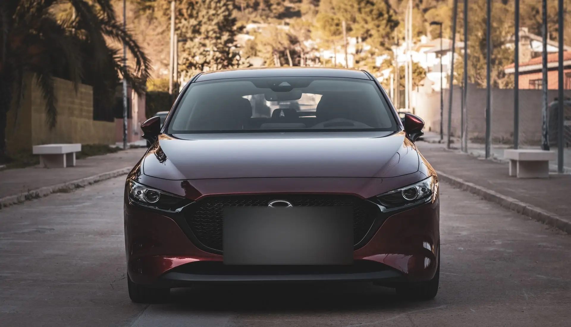 Mazda 3 màu đỏ đỗ trên phố